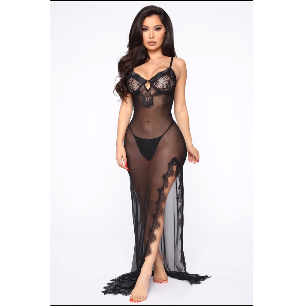 Lace gown 🖤